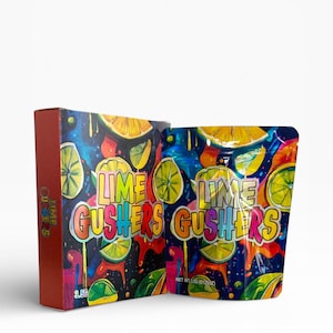 Puede incluir: Una caja y una bolsa de caramelos Lime Gushers. El embalaje presenta un diseño vibrante con rodajas de lima y el nombre del producto en letras grandes y coloridas. El fondo es una mezcla de azul, rojo y amarillo.