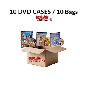 Op de afbeelding: Een kartonnen doos gevuld met verschillende dvd-hoesjes en schijven. De doos heeft de tekst "MYLAR EXOTICZ" en een logo. De dvd-hoesjes tonen speltitels als "Crash Bandicoot" en "Mortal Kombat". De tekst "10 DVD CASES / 10 Bags" staat bovenaan.