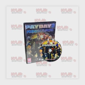 K&ouml;nnte beinhalten: Ein schwarzes Videospiel-Case und eine Disc f&uuml;r "PAYDAY 2 PREMIUM.FLOWER" werden gezeigt. Das Case zeigt Spielgrafiken und Text, die Disc &auml;hnliche Grafiken. Der Hintergrund ist wei&szlig;, mit dem wiederholten Logo "MYLAR EXOTICZ".