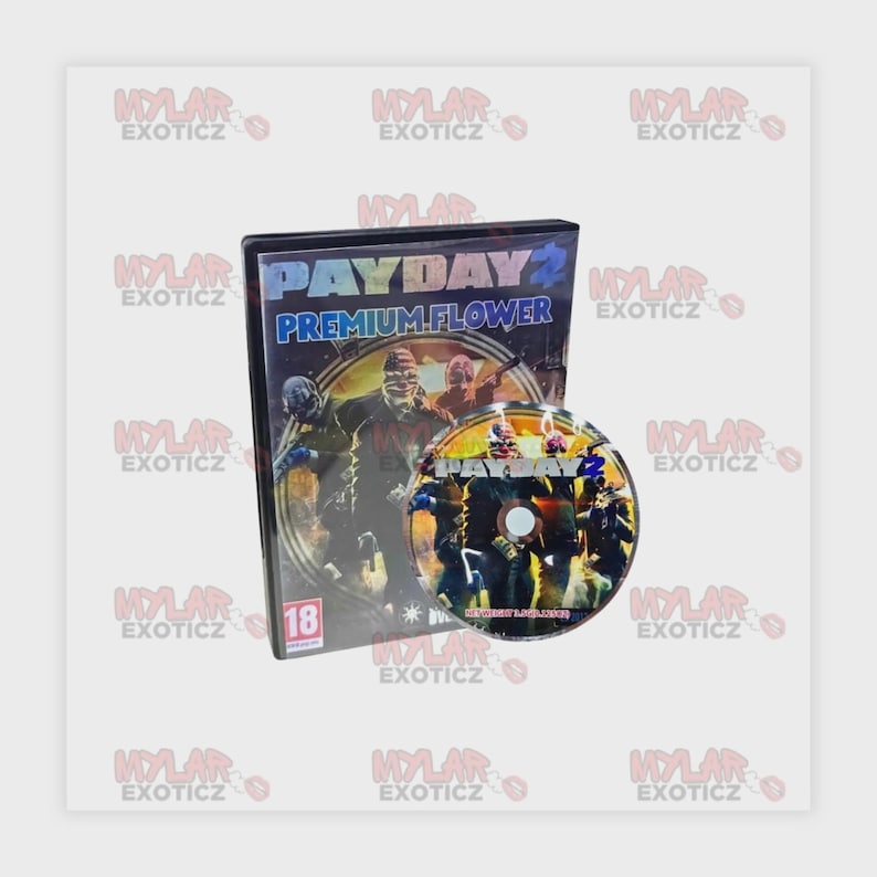 K&ouml;nnte beinhalten: Ein schwarzes Videospiel-Case und eine Disc f&uuml;r "PAYDAY 2 PREMIUM.FLOWER" werden gezeigt. Das Case zeigt Spielgrafiken und Text, die Disc &auml;hnliche Grafiken. Der Hintergrund ist wei&szlig;, mit dem wiederholten Logo "MYLAR EXOTICZ".