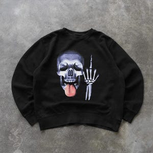 Funny Skull Graphic Sweatshirt, Vintage Style Grunge Halloween Top, Spooky Skeleton Pullover for Men Women, Funny Meme Graphic Tees, Unisex