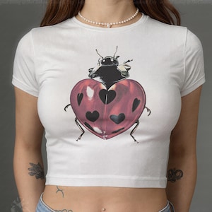 Camiseta de bebé con corazón de mariquita, top corto adorable para amantes de la naturaleza, camiseta ajustada con mariquita, regalo de San Valentín estilo cottagecore para ella, top con insectos