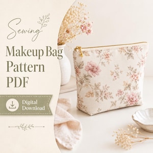 Può includere: Una trousse rettangolare in tessuto color crema con un motivo floreale ripetuto nei toni del rosa e del marrone, rifinita con una cerniera dorata. Il testo Sewing Makeup Bag Pattern PDF e Digital Download è visibile.
