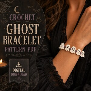 Puede incluir: Una pulsera de ganchillo con cinco pequeños fantasmas de color blanco roto con rasgos faciales negros bordados, unidos por un cordón gris oscuro. La imagen incluye el texto CROCHET GHOST BRACELET PATTERN PDF y DIGITAL DOWNLOAD.