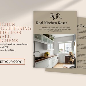Puede incluir: Imagen en tonos beige que presenta una guía titulada "Kitchen Decluttering Guide for Small Kitchens". Ofrece un reinicio del hogar paso a paso, PDF digital y descarga instantánea. La portada muestra un interior de cocina. El texto "Get Your Copy" también es visible.