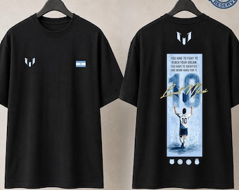 Messi-inspiriertes T-Shirt (PNG-Design mit Fußballzitat im argentinischen Stil) – Trendiger Digitaler Download (PNG). Das „GOAT“-Fan-Geschenk ist perfekt für Messi-Fans.
