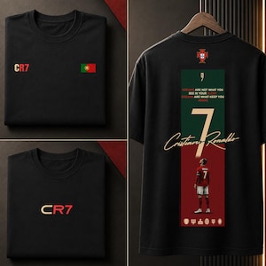 K&ouml;nnte beinhalten: Ein schwarzes T-Shirt mit dem Text CR7 und der portugiesischen Flagge auf der Vorderseite. Die R&uuml;ckseite zeigt das portugiesische Wappen, die Nummer 7, den Namen Cristiano Ronaldo und eine Grafik eines Fu&szlig;ballspielers mit dem Text DREAMS ARE NOT WHAT YOU SEE IN YOUR SLEEP, DREAMS ARE WHAT KEEP YOU AWAKE.