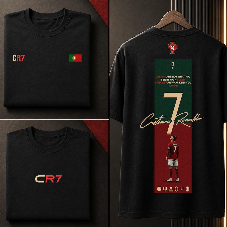 K&ouml;nnte beinhalten: Ein schwarzes T-Shirt mit dem Text CR7 und der portugiesischen Flagge auf der Vorderseite. Die R&uuml;ckseite zeigt das portugiesische Wappen, die Nummer 7, den Namen Cristiano Ronaldo und eine Grafik eines Fu&szlig;ballspielers mit dem Text DREAMS ARE NOT WHAT YOU SEE IN YOUR SLEEP, DREAMS ARE WHAT KEEP YOU AWAKE.