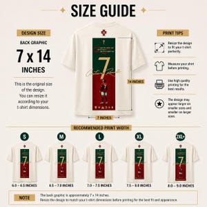 K&ouml;nnte beinhalten: Ein Gr&ouml;&szlig;enleitfaden f&uuml;r ein T-Shirt mit einer R&uuml;ckengrafik von Cristiano Ronaldo. Das Design ist 7 x 14 Zoll gro&szlig; und auf einem cremefarbenen T-Shirt abgebildet. Es enth&auml;lt Drucktipps und empfohlene Druckbreiten f&uuml;r die Gr&ouml;&szlig;en S bis 2XL+.