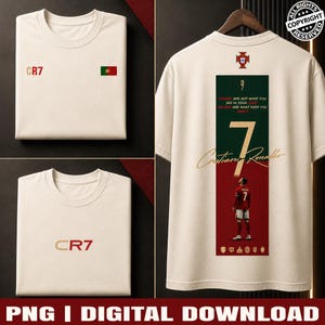 K&ouml;nnte beinhalten: Ein beiges T-Shirt mit einem kleinen CR7-Logo und der Flagge Portugals auf der Vorderseite. Die R&uuml;ckseite zeigt eine gro&szlig;e vertikale Grafik mit einem roten und gr&uuml;nen Streifen, der Nummer 7, dem Namen Cristiano Ronaldo und dem Text Dreams are not what you see in your sleep.