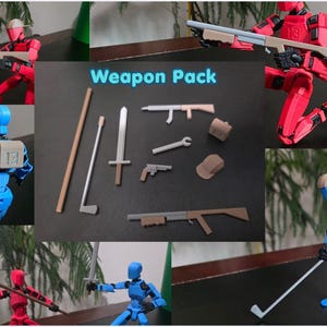 Może przedstawiać: Zestaw Weapon Pack zawierający miniaturowe akcesoria do figurek, w tym miecz, karabiny, klucz, kij golfowy, kostur, plecak i czapkę. Napis Weapon Pack jest wyświetlany na niebiesko. Przedmioty są pokazane z czerwonymi i niebieskimi figurkami.