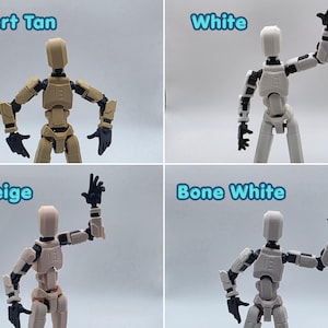 Może przedstawiać: Cztery ruchome figurki z czarnymi stawami i dłońmi, przedstawione w czterech wariantach kolorystycznych oznaczonych jako Desert Tan, White, Beige i Bone White. Każda figurka ma kanciastą głowę, tuł&oacute;w z numerem 13 oraz ruchome kończyny.