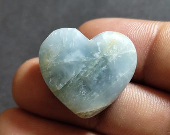 Acquamarina lattiginosa a forma di cuore, cabochon di acquamarina naturale di design, ideale come regalo.