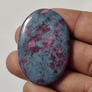 Rubin in Kyanit, ovaler Edelstein-Cabochon zur Schmuckherstellung