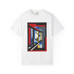 Puede incluir: Una taza de cerámica blanca con un asa negra y el texto "But First, Coffee" en un estilo manuscrito. La taza está sobre una superficie blanca. La taza mide aproximadamente 10 cm de alto.