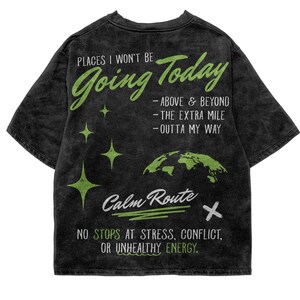 Puede incluir: Camiseta negra con texto verde. El texto dice "PLACES I WON'T BE Going Today" y "Calm Route". La camiseta también presenta un gráfico de mapa del mundo y las frases "ABOVE & BEYOND", "THE EXTRA MILE" y "OUTTA MY WAY".