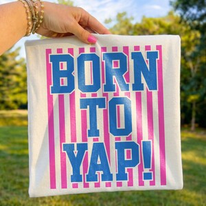 Sarkastische PNGs, „Born To Yap“-PNGs, Lustige sarkastische PNGs, „Yapping Club“-PNGs, Retro-College-T-Shirt, Trendige DTF-Digitaldateien