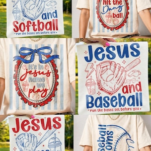 Może przedstawiać: Kolekcja kremowych koszulek z grafiką i tekstem o tematyce baseballowej. Projekty obejmują rękawice baseballowe, kije i frazy takie jak "Jesus and Softball" i "Baseball Moms Club". Tekst jest w kolorze czerwonym i niebieskim.