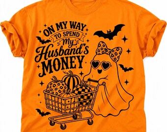 Sulla strada per spendere i soldi di mio marito PNG, Fantasma che fa shopping PNG, Halloween divertente, Fiocco fantasma carino, Maglietta per la stagione spettrale, File digitale DTF