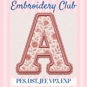 Może przedstawiać: Wyszywana litera A z kwiatowym wzorem w kolorze przybrudzonego różu na kremowym tle, wykończona ozdobnym brzegiem. Na górze widnieje napis Embroidery Club, a na dole wymienione są formaty plików PES, DST, JEF, VP3 oraz EXP.