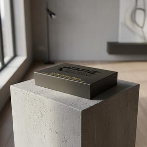 Könnte beinhalten: Handgemachtes Holzschild mit dem Text "Welcome" in handschriftlichem Stil. Das Schild ist weiß lackiert mit einem Used-Look und hat ein kleines, dekoratives Herz. Maße: ca. 30 cm breit und 15 cm hoch.