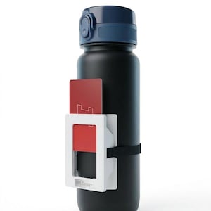 CARD Prime Mate – minimalistischer Kartenhalter mit Gravur, Design Gadget mit Edelstahlplakette