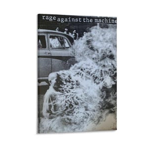 Puede incluir: Impresión en blanco y negro con el texto "rage against the machine". La imagen muestra un coche, personas y un hombre en llamas. La obra de arte es una poderosa declaración visual.