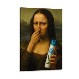 Op de afbeelding: Canvas print van de Mona Lisa met een blauw en witte luchtverfrisser, met een blik van afschuw. De luchtverfrisser heeft een blauwe bovenkant en een bloemenontwerp. De achtergrond is een landschapsschilderij.
