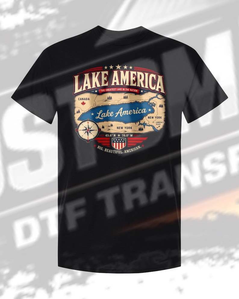 以下が含まれることがあります： Lake Americaと書かれた地図のグラフィックプリントが施された黒の半袖Tシャツ。デザインにはコンパス、Lake America、The Greatest Lake In The Nation、New York、Canada、Big. Beautiful. American.という文字と盾の紋章が含まれています。