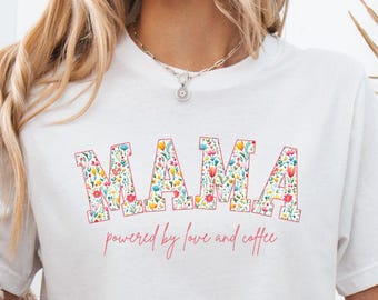 Koszulka Mama „powered by love and Coffee”, Blumen Mama Shirt, Muttertagsgeschenk, T-Shirt dla mamy, Geburtstagsgeschenk für Mama, Babyshower
