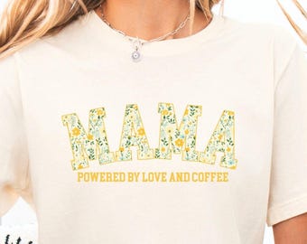Koszulka Mama „powered by love and Coffee”, Blumen Mama Shirt, Muttertagsgeschenk, T-Shirt dla mamy, Geburtstagsgeschenk für Mama, Babyshower