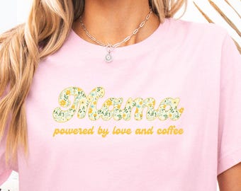 Koszulka Mama „powered by love and Coffee”, Blumen Mama Shirt, Muttertagsgeschenk, T-Shirt dla mamy, Geburtstagsgeschenk für Mama, Babyshower