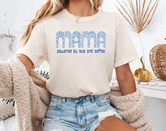 Koszulka Mama „powered by love and Coffee”, Blumen Mama Shirt, Muttertagsgeschenk, T-Shirt dla mamy, Geburtstagsgeschenk für Mama, Babyshower