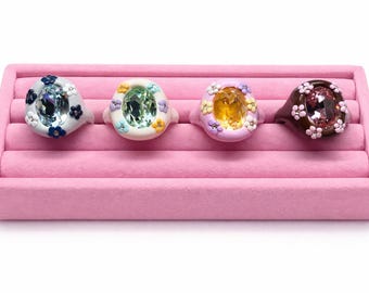 Anello con fiore primaverile realizzato in argilla polimerica