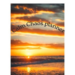 Könnte beinhalten: Ein Planer mit Sonnenuntergangshintergrund. Der Text "Calm Chaos planner" ist über dem Bild gewölbt. Über dem Bild steht der Text "Simple focus planner, for days motivation is low."