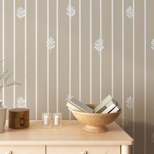 Carta da parati con motivo a foglie minimali a righe verticali, murale beige scandinavo