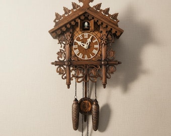 Tradycyjny zegar z kukułką z misternymi rzeźbieniami, rustykalna drewniana dekoracja ścienna dla miłośników domu