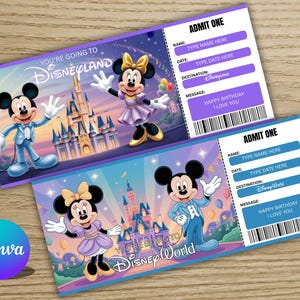 Op de afbeelding: Twee kleurrijke Disneyland- en Disney World-toegangskaarten. De tickets tonen Mickey en Minnie Mouse voor een kasteel, met de tekst "You're going to Disneyland" en "You're going to Disney World". De tickets bevatten ruimte voor naam, datum en een bericht.