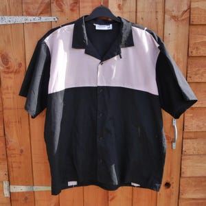 Puede incluir: Un letrero de madera rústica con la frase "Welcome to our home" en letras blancas. El letrero presenta un acabado envejecido y un diseño sencillo y acogedor.