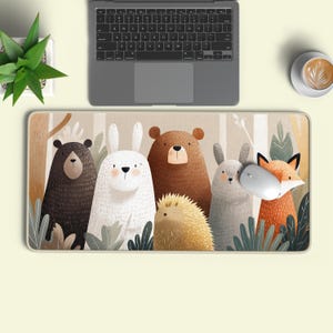 Puede incluir: Alfombrilla de ratón rectangular con una escena de bosque caprichosa con animales de dibujos animados. El diseño incluye un oso pardo, un conejo blanco, un oso pardo, un erizo, un conejo gris y un zorro naranja.