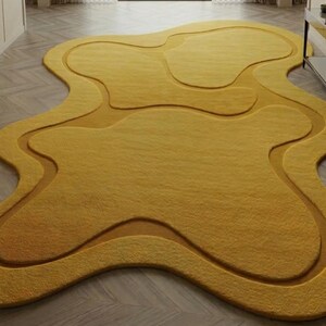 Dywan wełniany w kolorze musztardowo-żółtym – organiczny kształt, dywan z długim i niskim włosiem