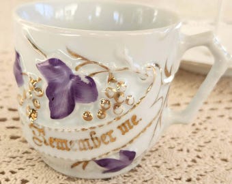 Taza antigua alemana púrpura dorada con la inscripción "Remember Me" (Recuérdame) – Objeto de colección