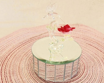 Caja de música vintage de cristal espejado con forma de colibrí y rosa como recuerdo decorativo.