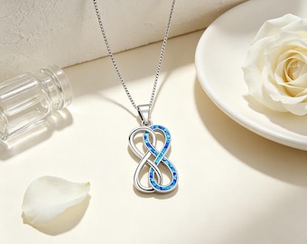 Collar con colgante de infinito de ópalo azul, símbolo de la eternidad en joyería.
