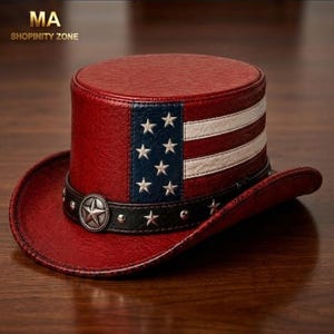 Puede incluir: Un sombrero de copa rojo con acabado texturizado que presenta un panel vertical azul con estrellas blancas y rayas horizontales blancas. Una banda negra rodea la base, adornada con tachuelas plateadas en forma de estrella y un emblema circular.