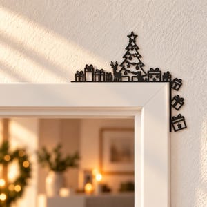 Könnte beinhalten: Eine schwarze Türrahmendekoration aus Metall mit einem Weihnachtsbaum, einem Rentier, einer Katze und mehreren Geschenkboxen. Das Design erstreckt sich über die Oberseite und die Seite des Türrahmens und zeigt detaillierte Ausschnitte.