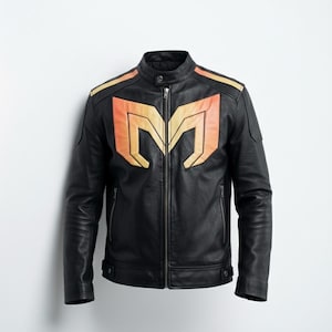 Puede incluir: Chaqueta de cuero negra con cuello mandarín y cremallera frontal. La chaqueta presenta un llamativo gráfico naranja y amarillo en el pecho y los hombros. Tiene dos bolsillos delanteros y una silueta entallada.