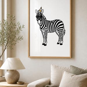 Op de afbeelding: Een ingelijste muurkunstprint met een zwart-witillustratie van een zebra in profiel. De zebra draagt een kleine, geel-wit gestreepte feesthoed op zijn hoofd en een donkere zonnebril, afgebeeld tegen een witte achtergrond.