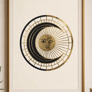 Könnte beinhalten: Ein gerahmter Kunstdruck mit einem kreisförmigen Design, das ein goldenes Sonnengesicht auf der rechten Seite und eine schwarze Mondsichel auf der linken Seite zeigt. Die Grafik ist von einem segmentierten Kreisrand umgeben auf cremefarbenem Grund.