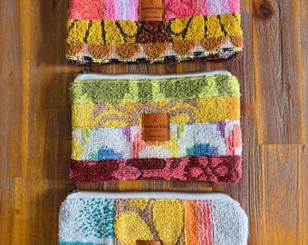 Bolsa de toalla reciclada hecha a mano con cremallera / Bolsa para festivales / Bolsa de maquillaje / Bolsa de viaje / Regalo sostenible / Bolsa textil vintage